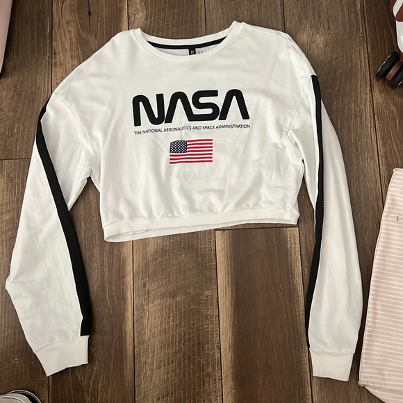 Divided Tops - Divided by H&M white NASA cropped long sleeve size XS